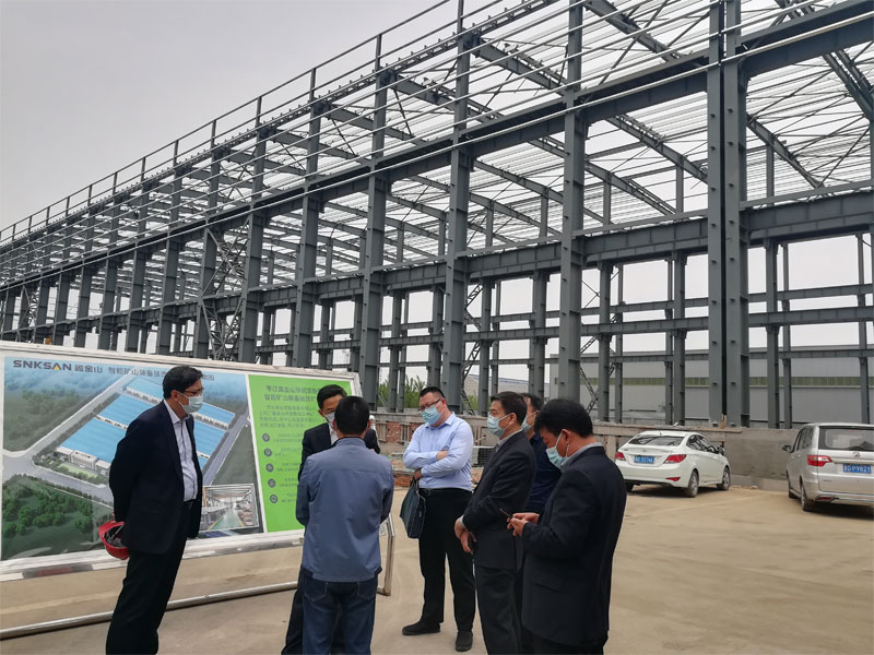 市政府領(lǐng)導(dǎo)視察廠房建設(shè)情況